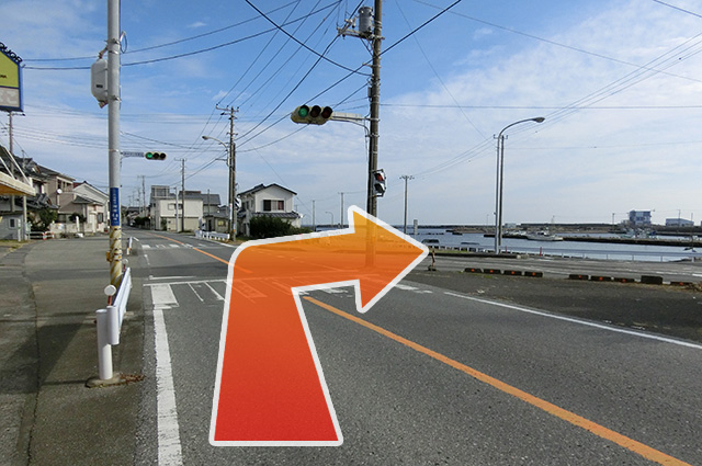 乙浜港入り口交差点、右折後にすぐ左折