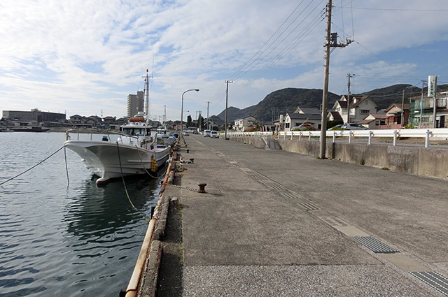 乗船場と船の前の駐車スペース（日中）